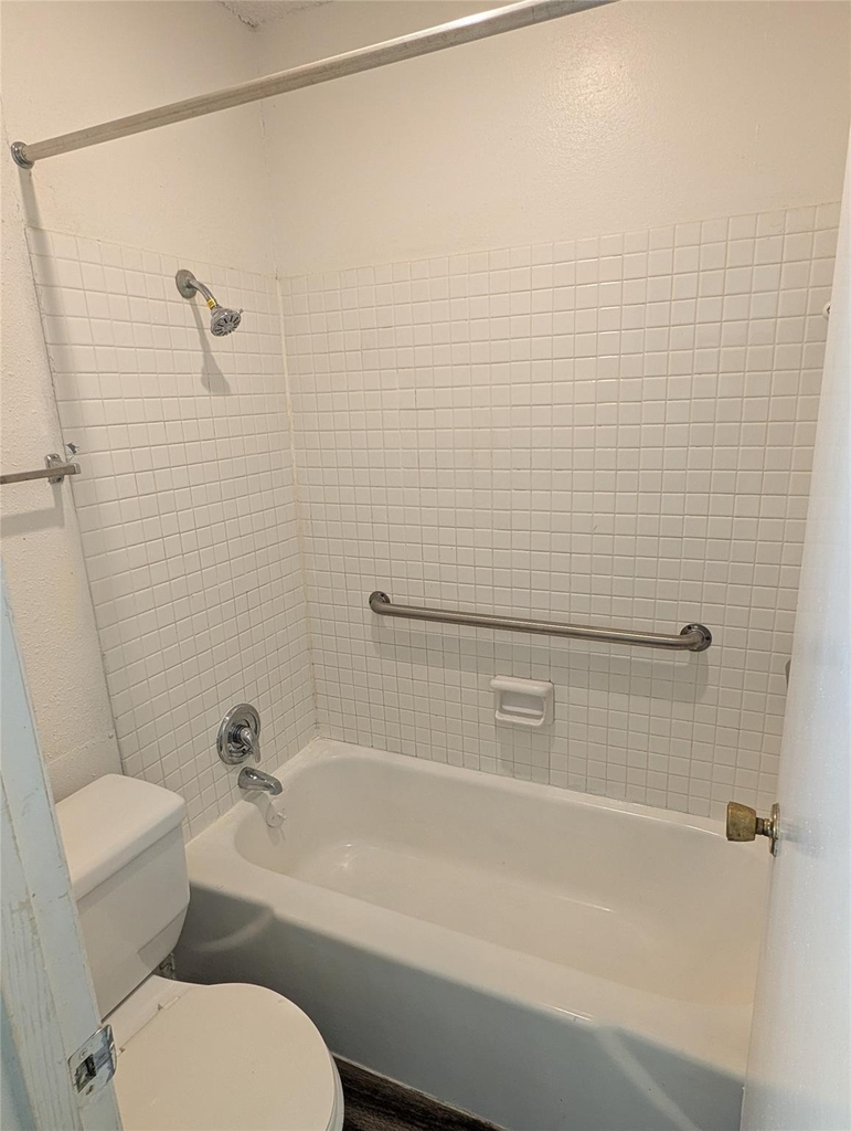 101 E 33rd St - Photo 6