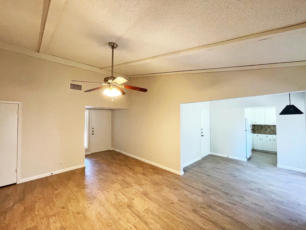 906 Acorn Oaks Dr - Photo 2