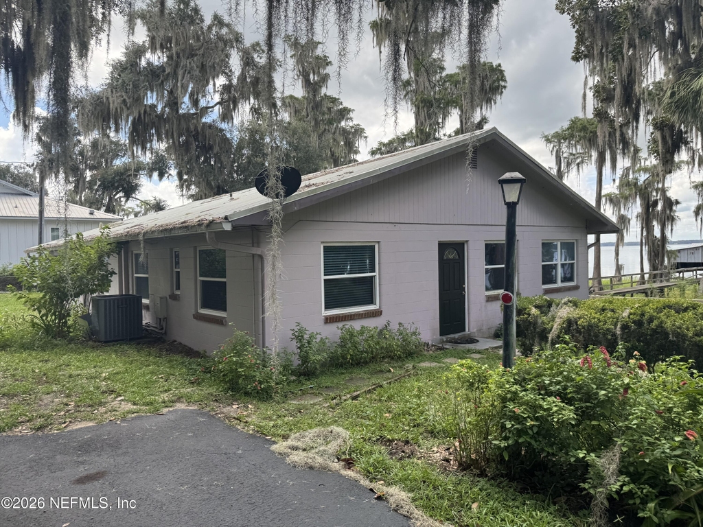 1464 Se County Road 21b - Photo 0