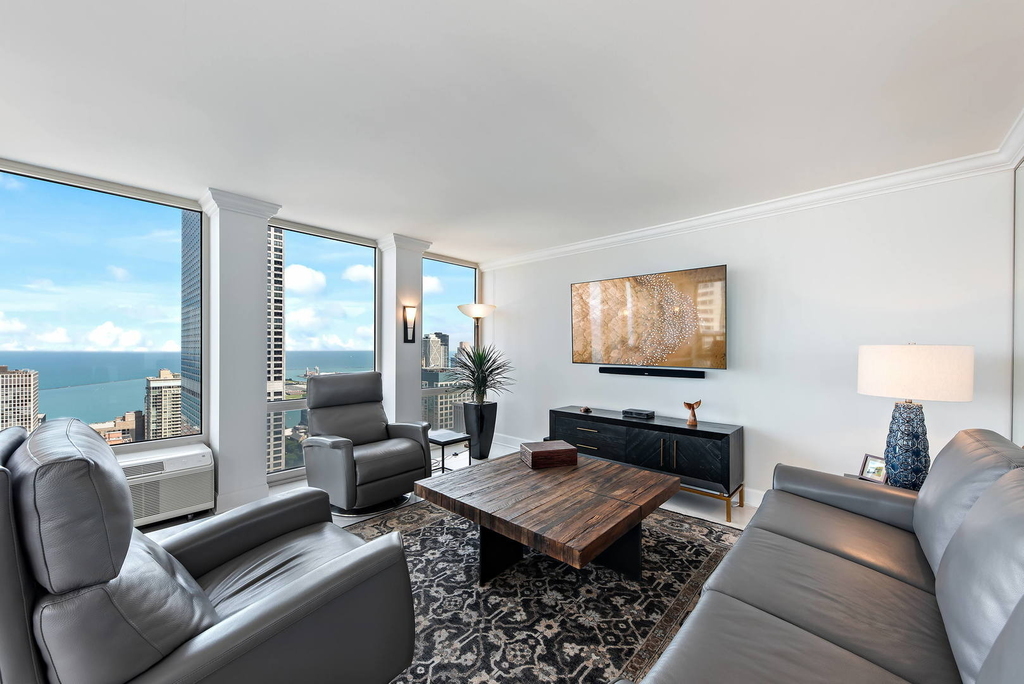 111 E Chestnut Street - Photo 2