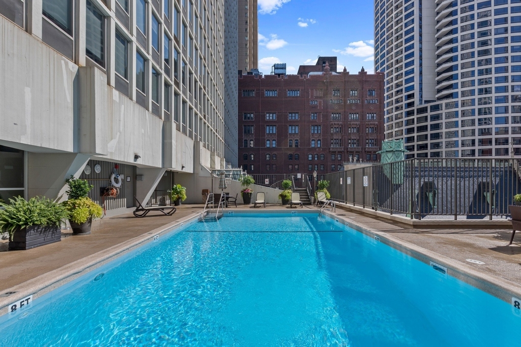 111 E Chestnut Street - Photo 20
