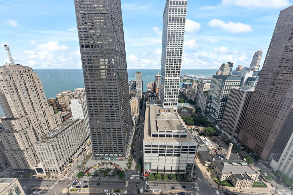 111 E Chestnut Street - Photo 3