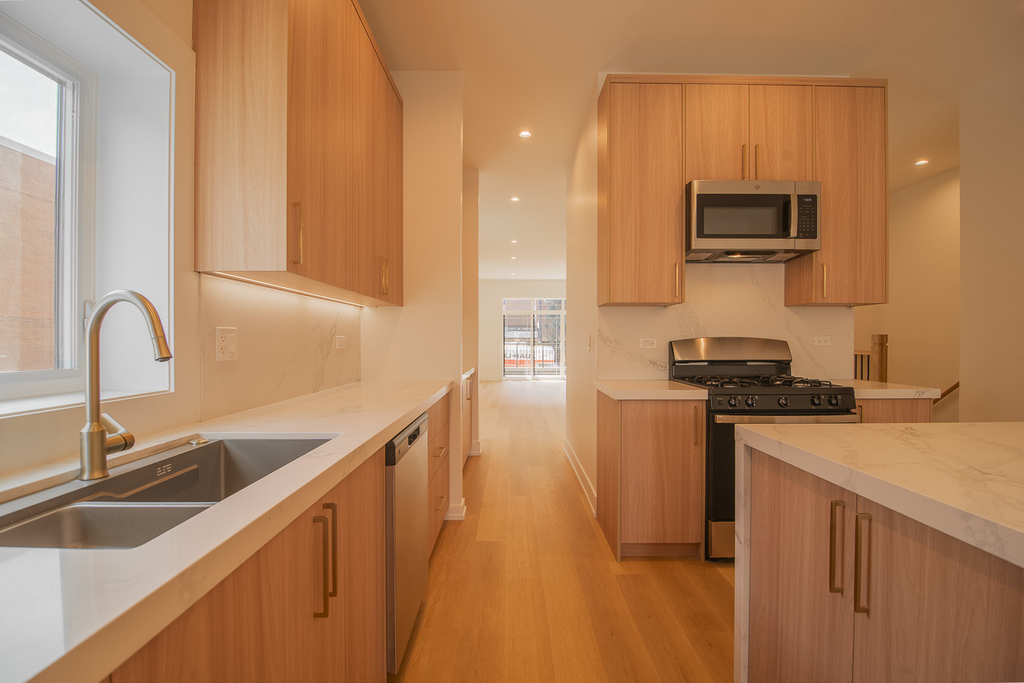2042 W Washington Boulevard - Photo 2