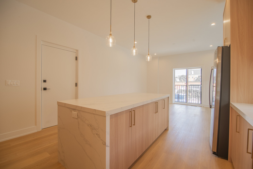 2042 W Washington Boulevard - Photo 3