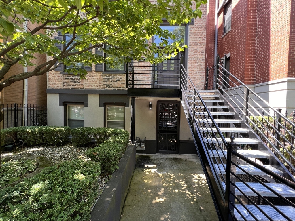 220 S Hamilton Avenue - Photo 1