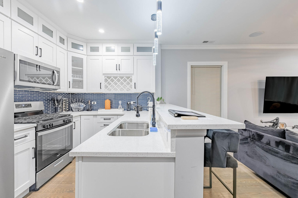4634 S Langley Avenue - Photo 2