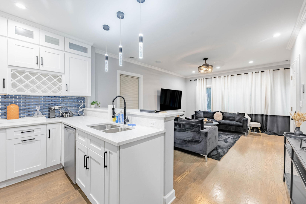4634 S Langley Avenue - Photo 1