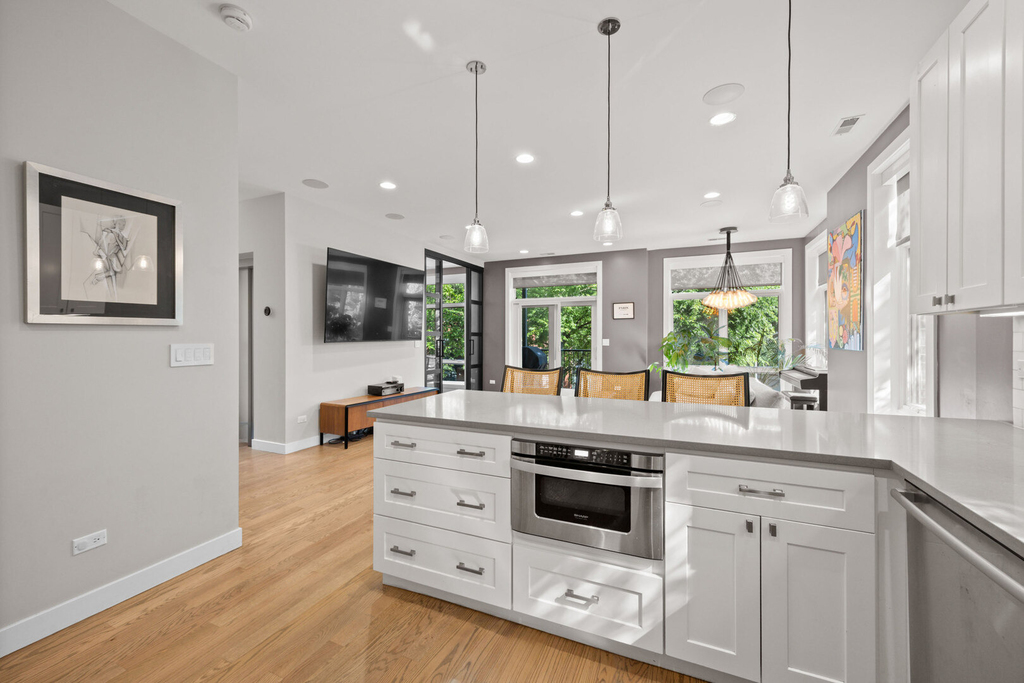 2301 W Wolfram Street - Photo 10