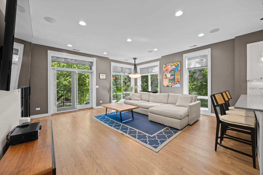 2301 W Wolfram Street - Photo 3