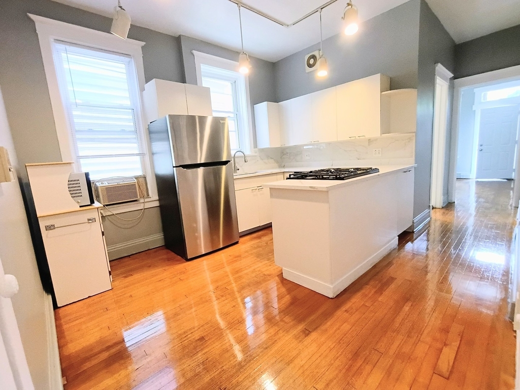 1911 W Belmont Avenue - Photo 1