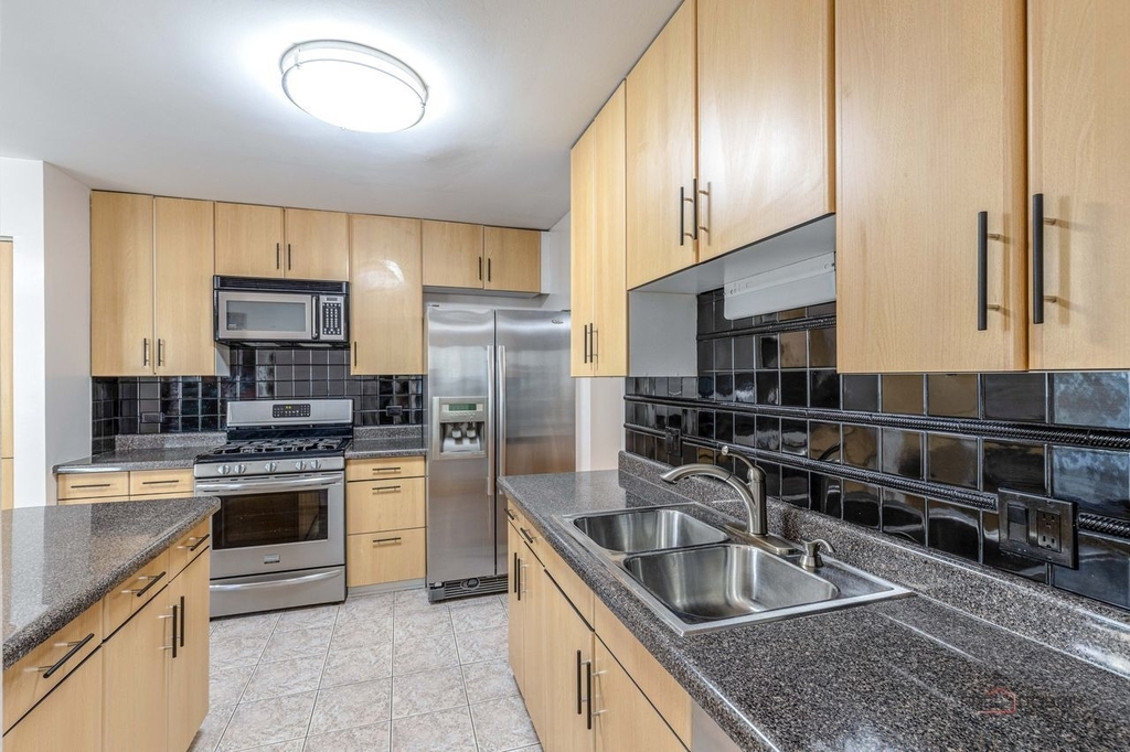 1013 Sussex Drive - Photo 6
