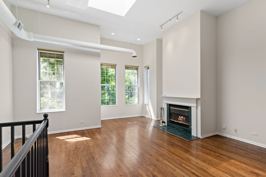 1710 W Erie Street - Photo 1