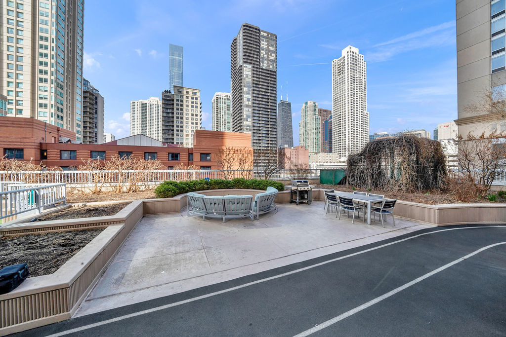 545 N Dearborn Street - Photo 32