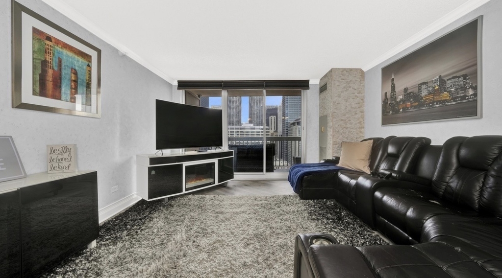 545 N Dearborn Street - Photo 2
