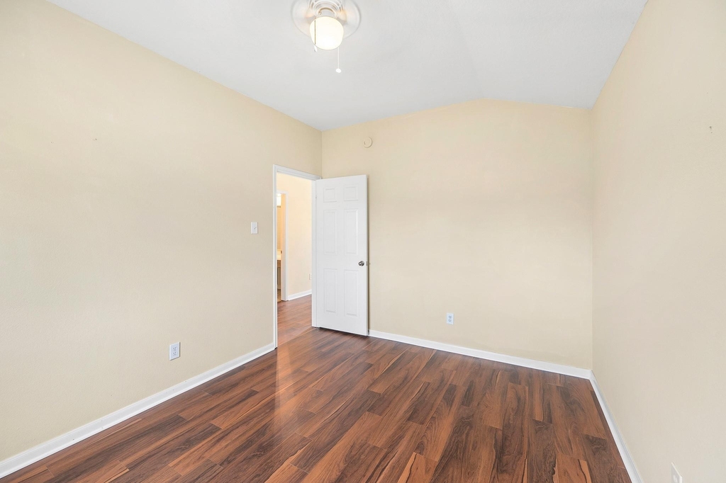 10003 Lynette Falls Drive - Photo 34