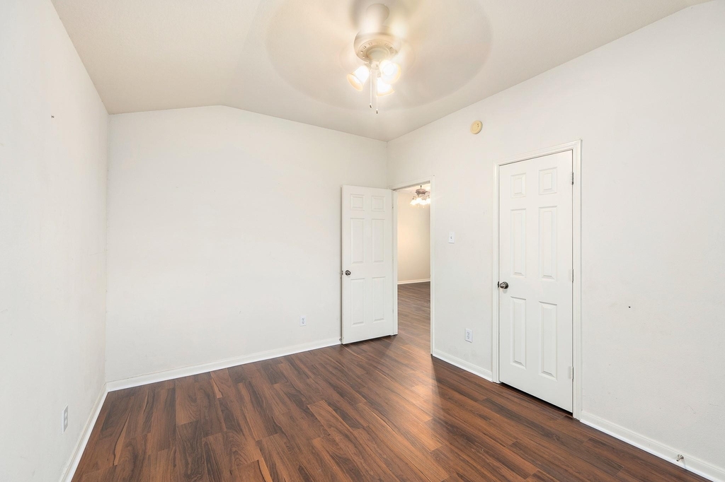 10003 Lynette Falls Drive - Photo 32
