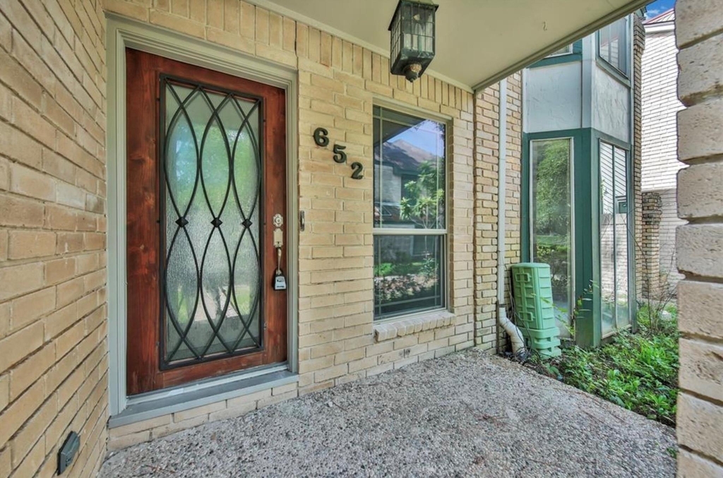 652 N Eldridge Parkway - Photo 2