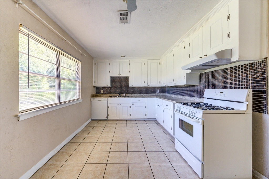 3205 Hays Street - Photo 26