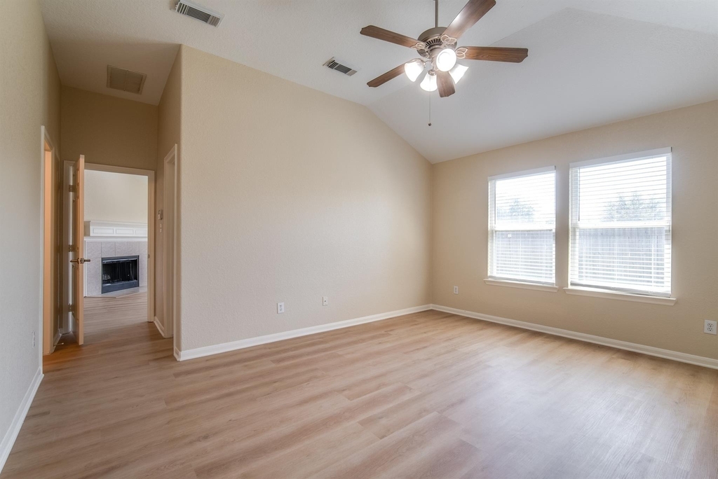 8442 Rollins Bend Lane - Photo 15