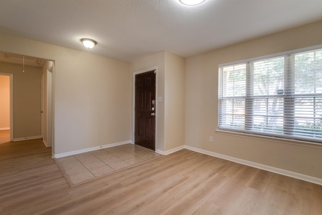 8442 Rollins Bend Lane - Photo 3