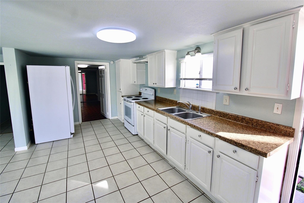 4114 Ave S 1/2 - Photo 4