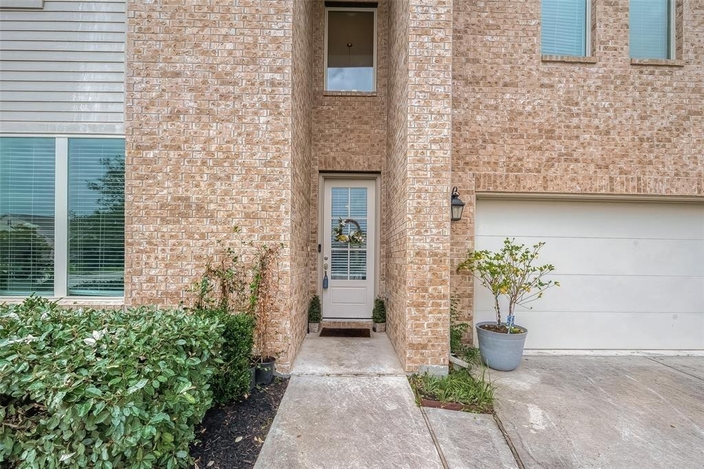 21029 Crinet Sq St - Photo 2