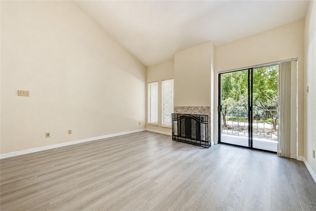 10811 Richmond Avenue - Photo 0