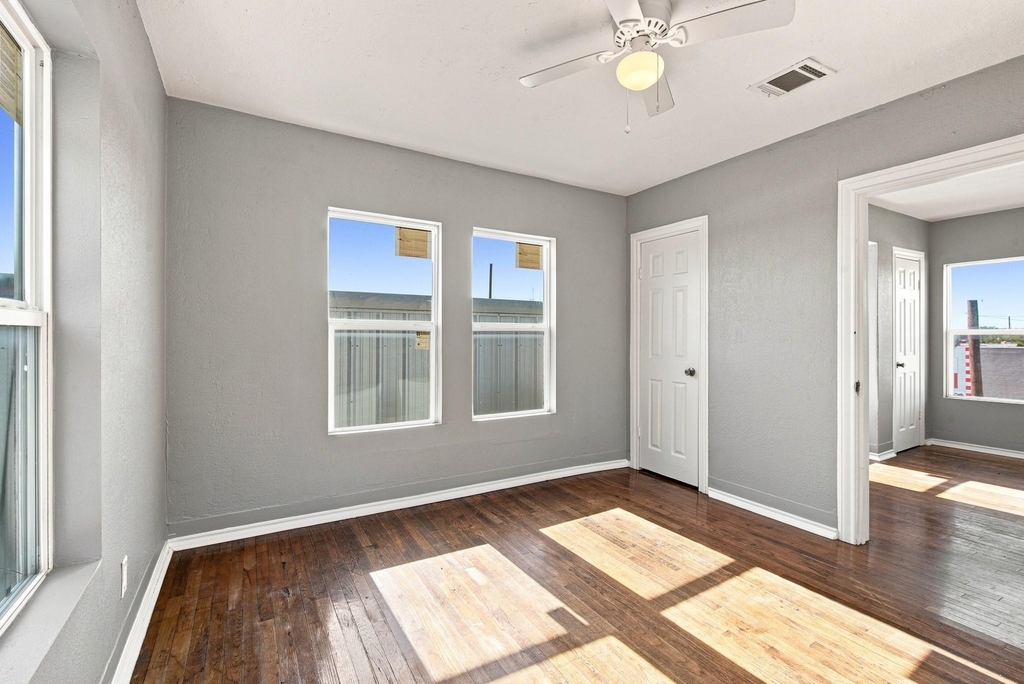 304 E 22nd Street - Photo 7