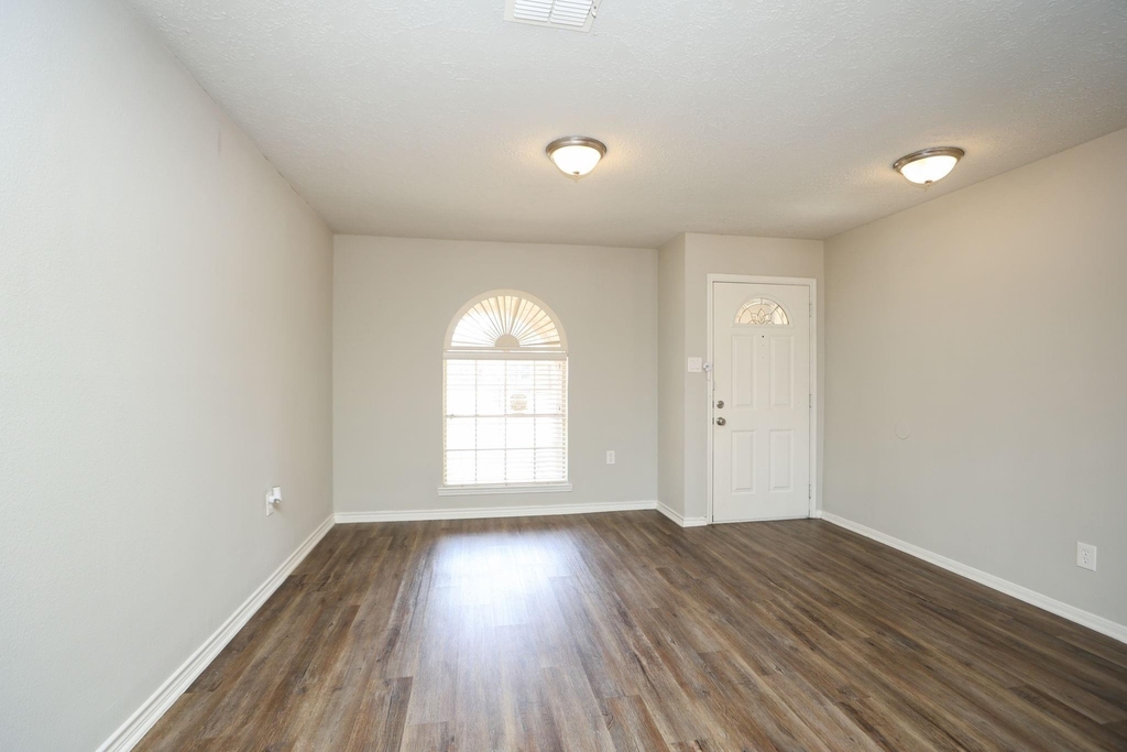 815 Park Meadow Drive - Photo 4