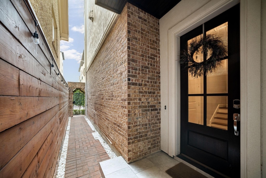 306 W Saulnier Street - Photo 3