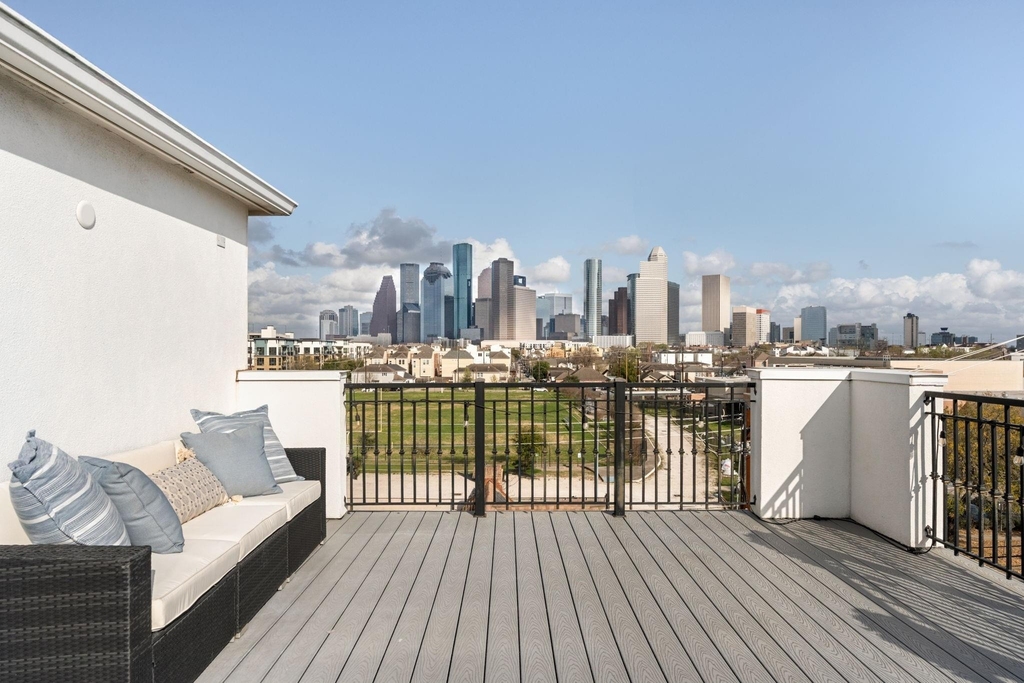 306 W Saulnier Street - Photo 0