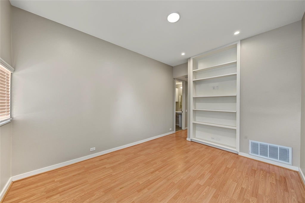 1909 Oakdale Street - Photo 7