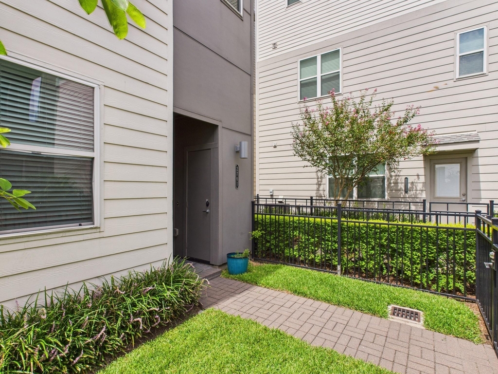 2761 Clinton Drive - Photo 2