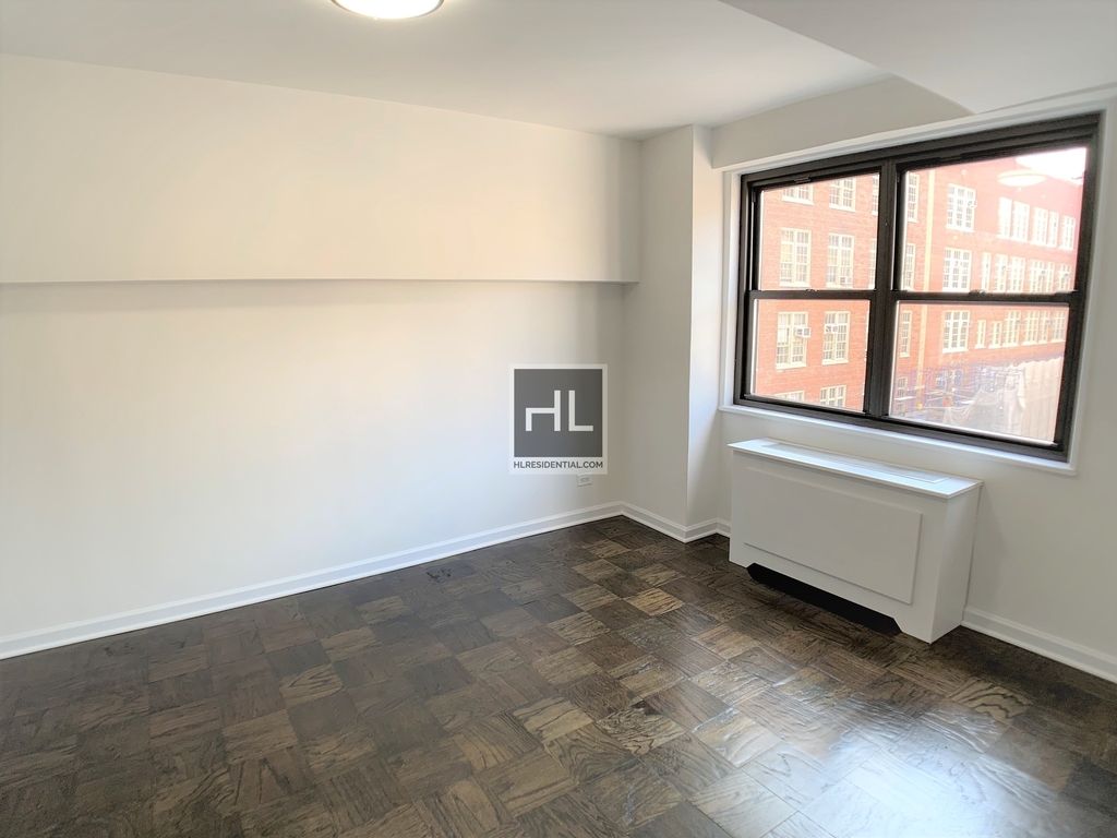 E 16 St - Photo 1