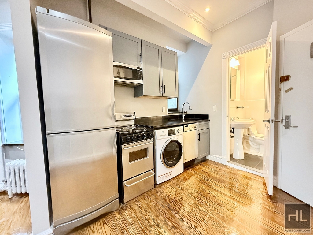 East 23rd Street - Photo 4