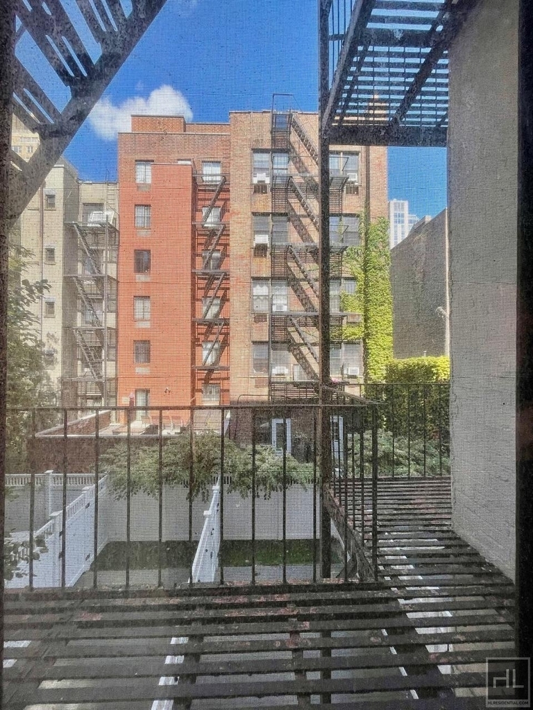East 80th Street - Photo 4