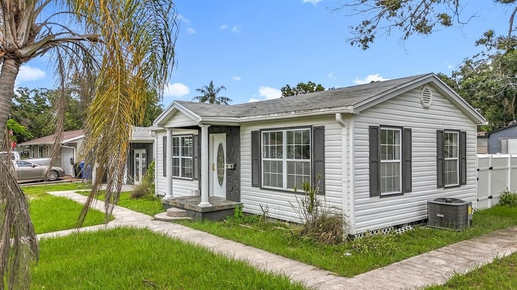 2122 52nd Avenue N - Photo 1