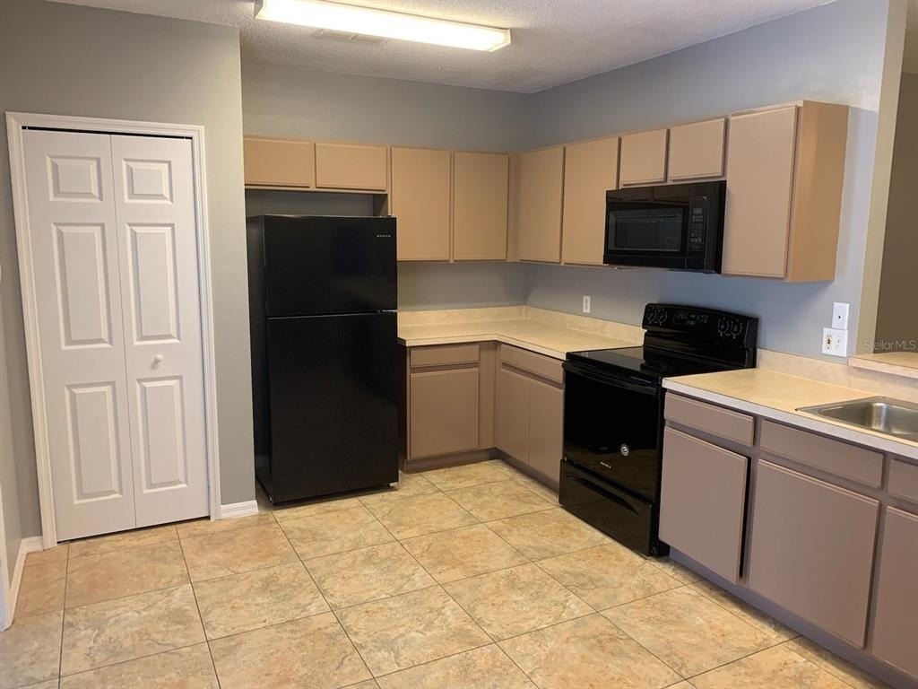 120 Nicholas Court - Photo 2
