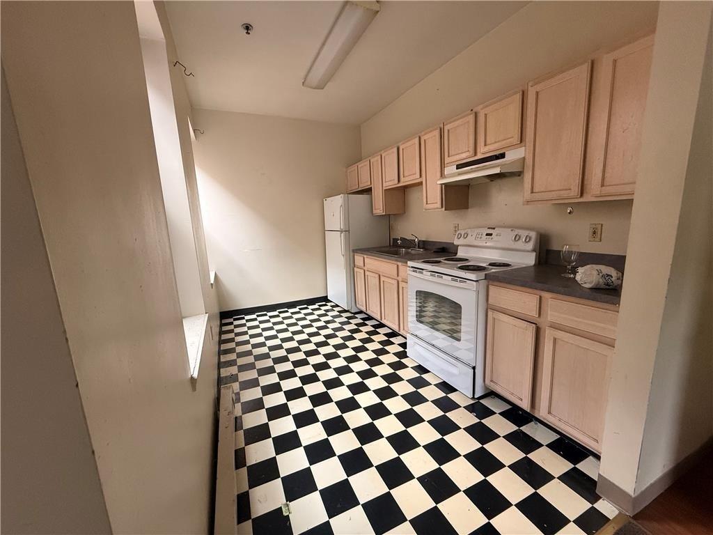 823 E 4th - Photo 9