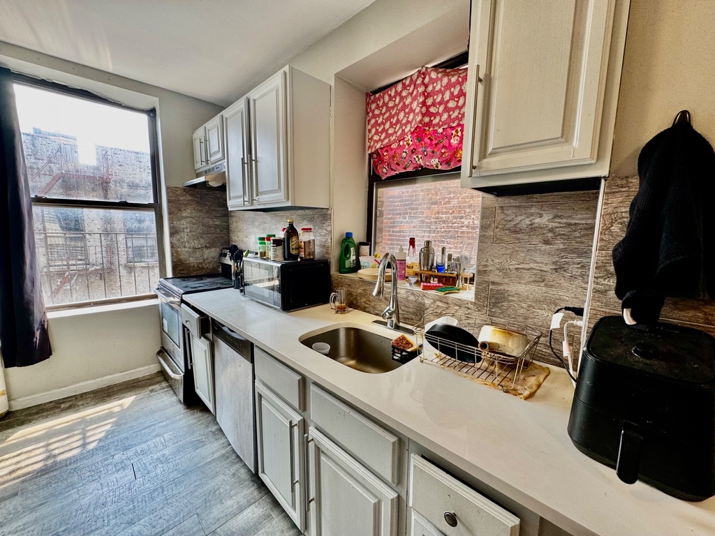 422 St Nicholas Avenue - Photo 2
