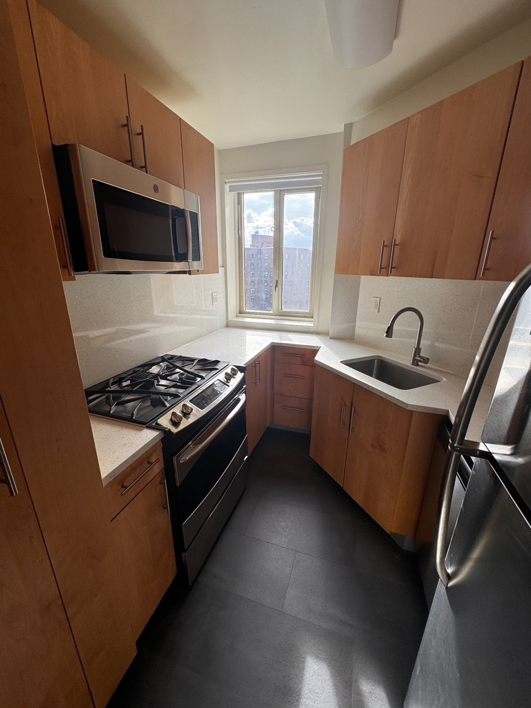 1st Avenue - Photo 19