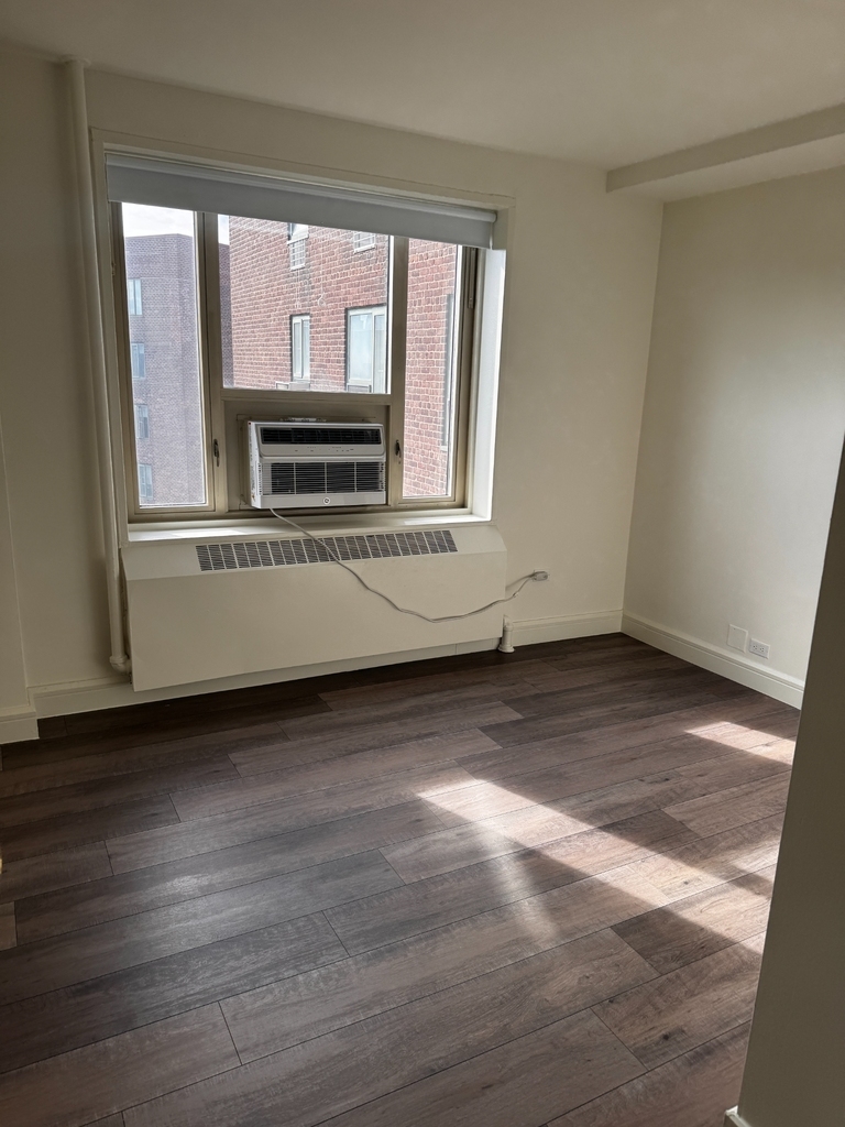 1st Avenue - Photo 1
