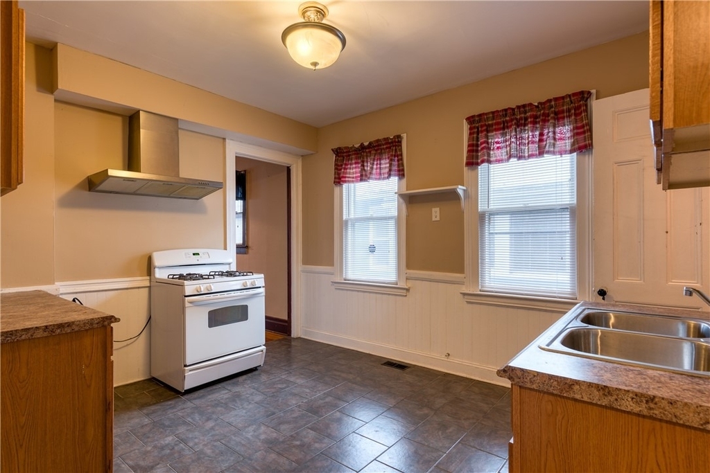 779 Goodman Street S - Photo 6