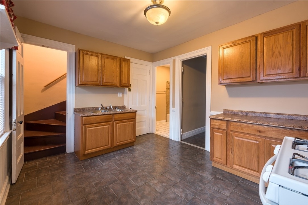 779 Goodman Street S - Photo 8