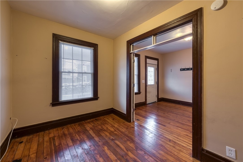 779 Goodman Street S - Photo 4