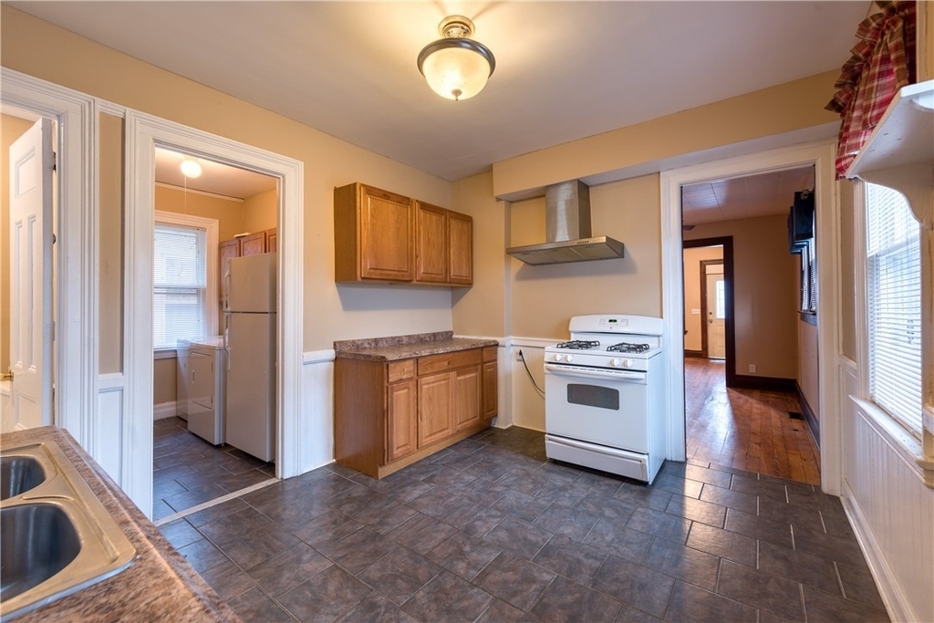 779 Goodman Street S - Photo 7
