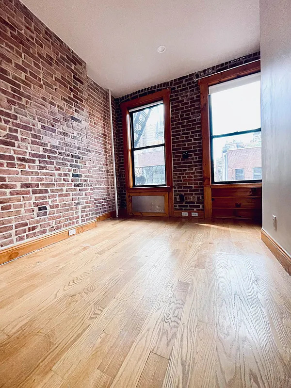 324 East 52nd Street - Photo 5