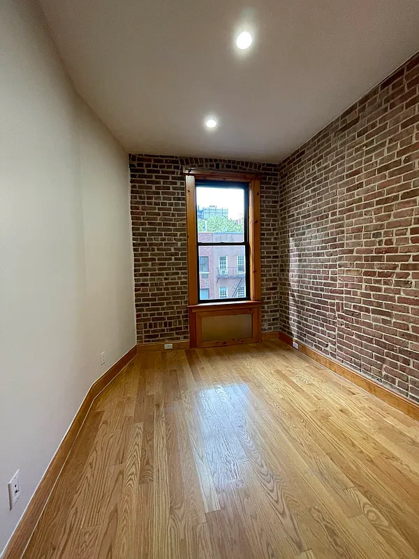 324 East 52nd Street - Photo 6