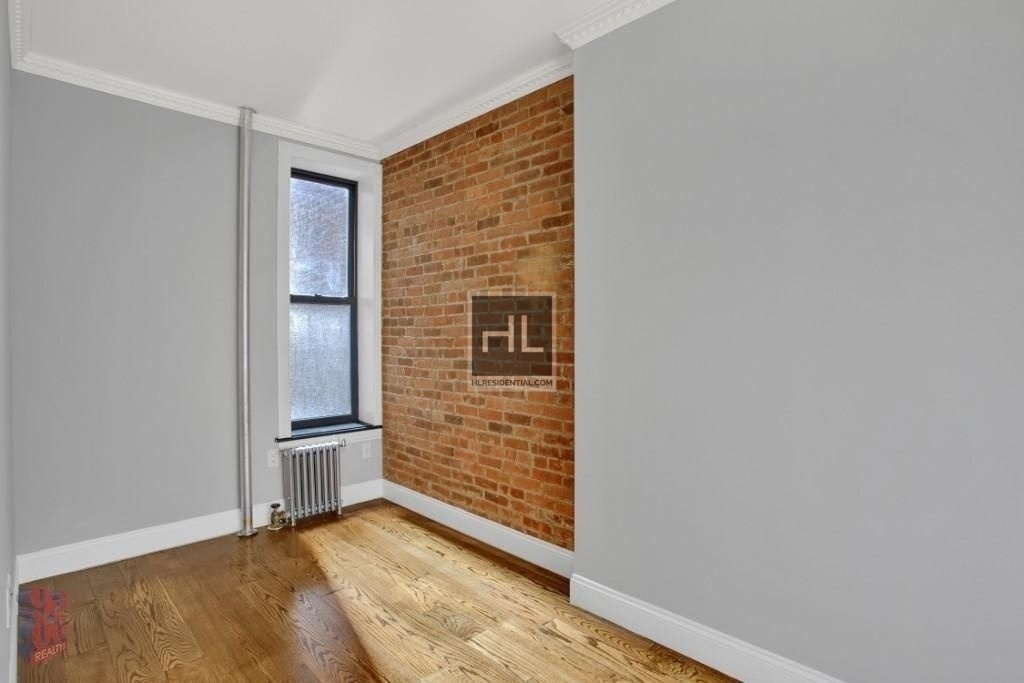 West 52 Street - Photo 1