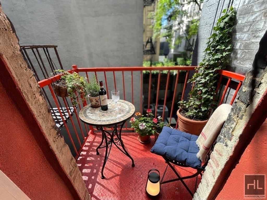 Avenue B - Photo 4